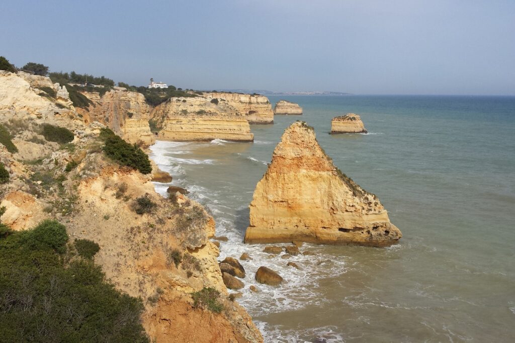 Paysage de bord de l'océan au Portugal avec des roches dans l'eau