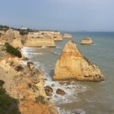 Paysage de bord de l'océan au Portugal avec des roches dans l'eau