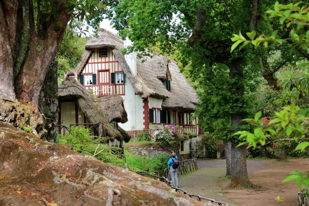 Maison typique de Madère observée lors de randonnées du tour de l'île