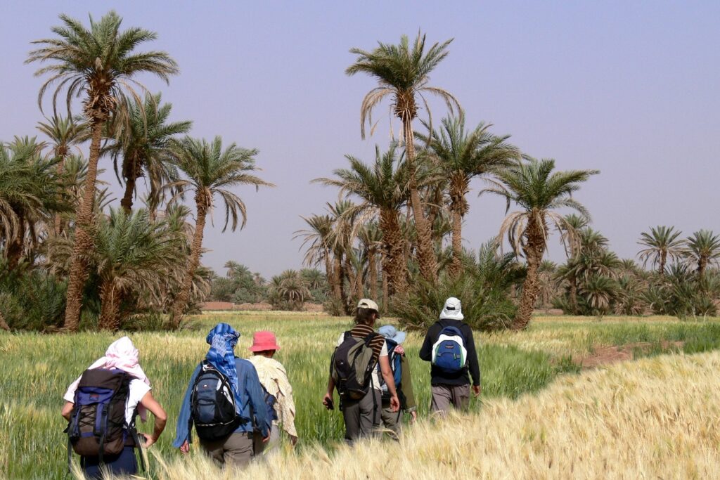 Groupe de randonneurs avec leur guide au Maroc dans la vallée du Draa.