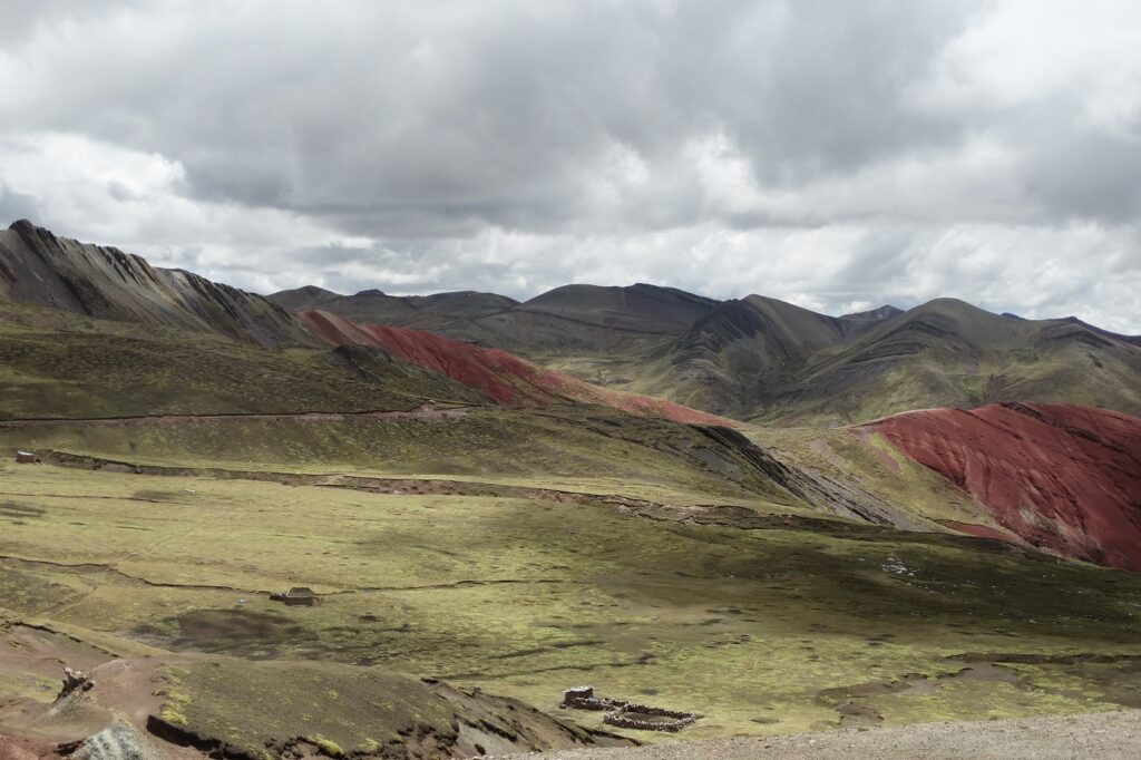 Paysage de montagne du Pérou avec différents reliefs