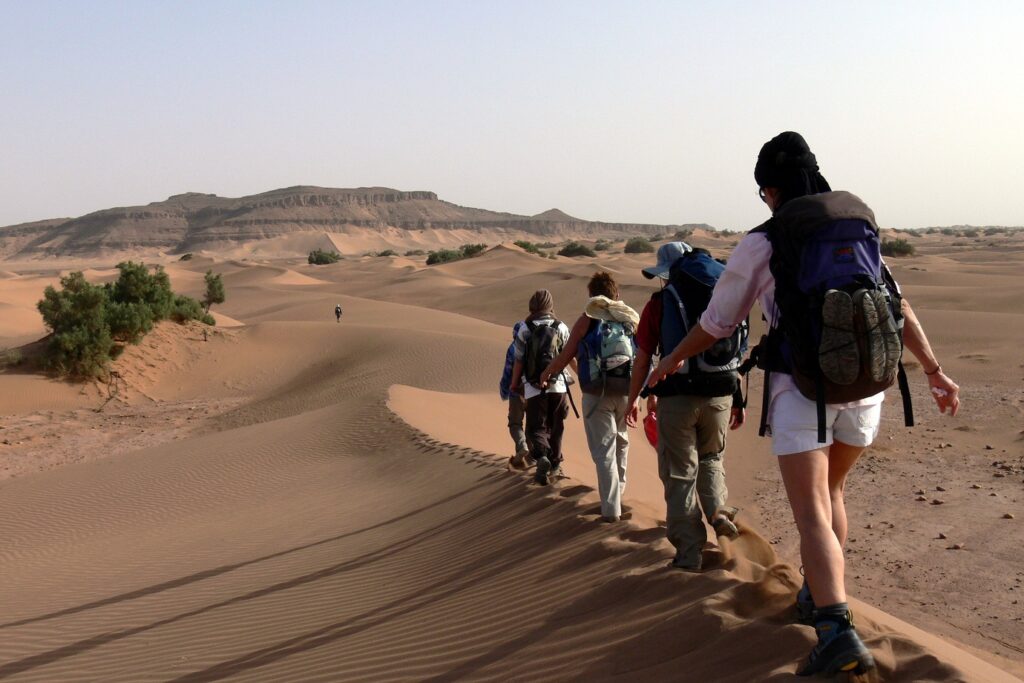 groupe de randonneurs sur une crête d'une dune au Maroc