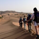 groupe de randonneurs sur une crête d'une dune au Maroc