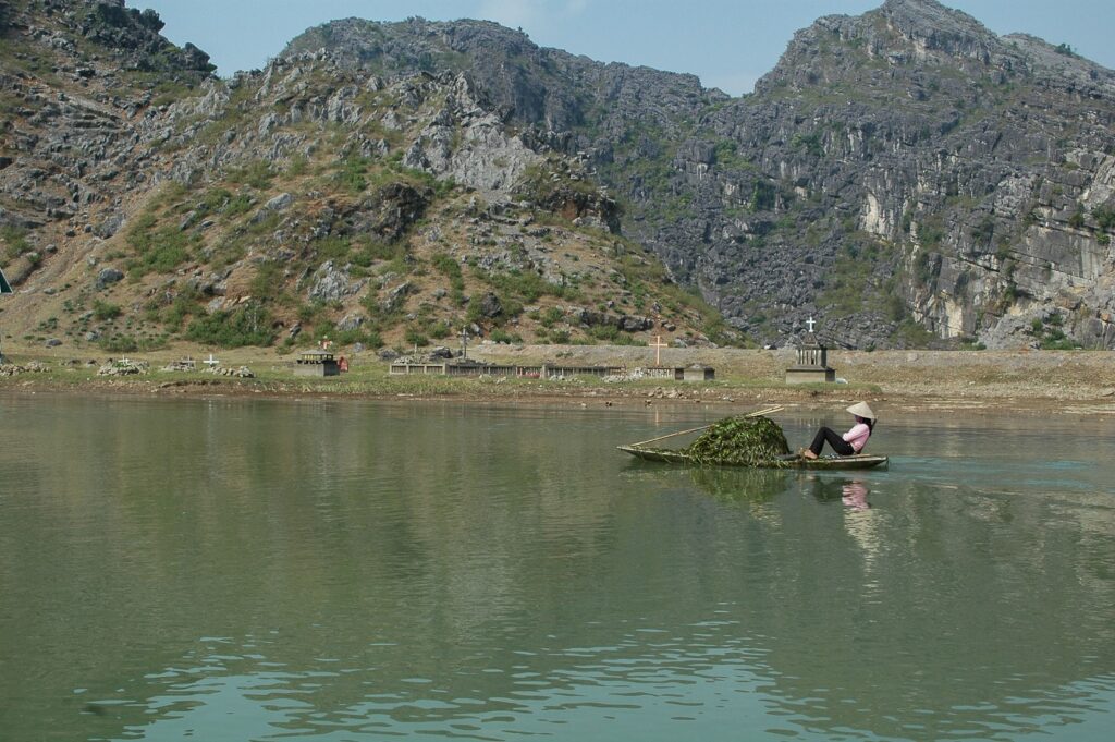 étendue d'eau entourée de montagnes au Vietnam