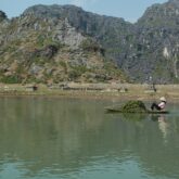 étendue d'eau entourée de montagnes au Vietnam