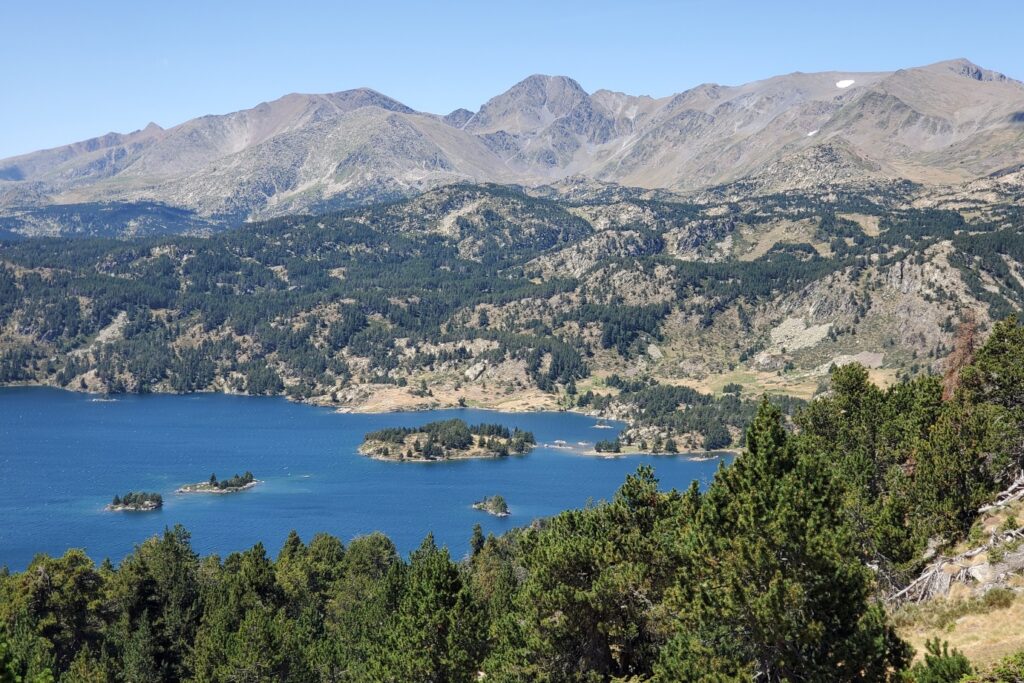 Lac de montagne pris de vue de haut, entouré de sommets