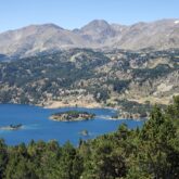 Lac de montagne pris de vue de haut, entouré de sommets