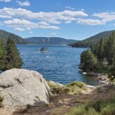 Lac de montagne, prise de vue de la berge entourée de forêts