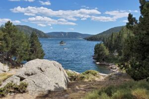 Lac de montagne, prise de vue de la berge entourée de forêts