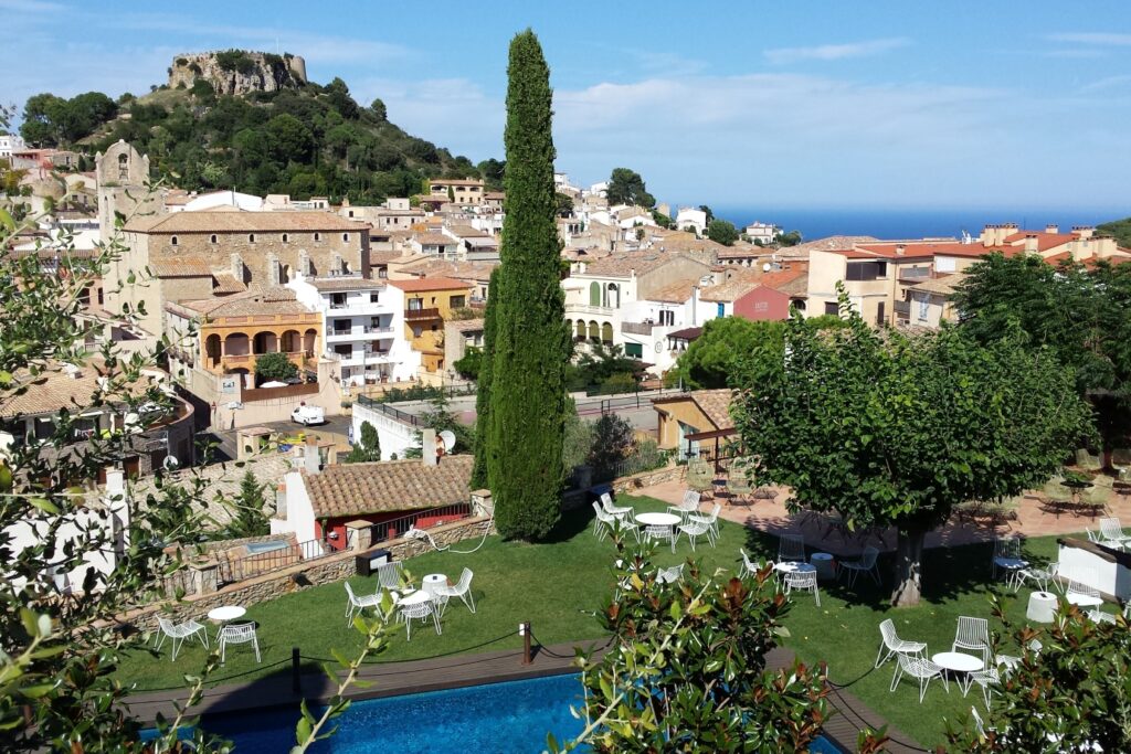 Village de Costa Brava, avec des maisons blanches ou colorées (orange...) avec des arbres