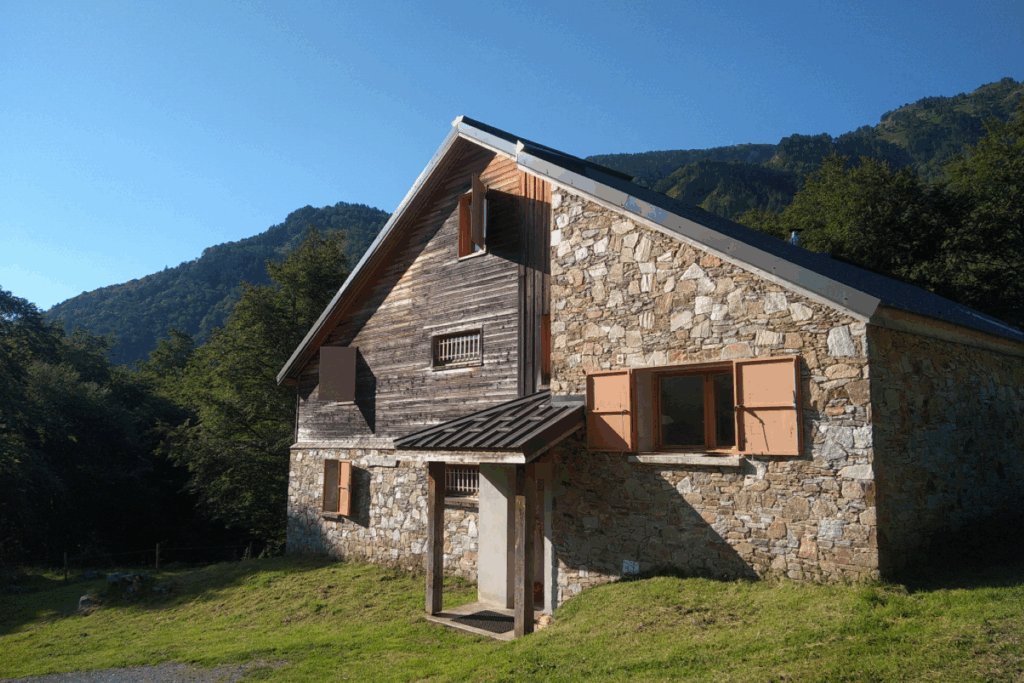Photo d'une maison en pierre et en bois moderne, dans la montagne