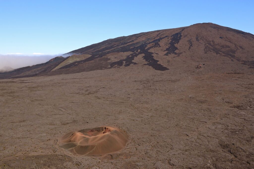 Paysage volcanique avec une grande plaine et le volcan à travers cette dernière, c'est le seul relief au sein de cette étendue