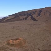 Paysage volcanique avec une grande plaine et le volcan à travers cette dernière, c'est le seul relief au sein de cette étendue