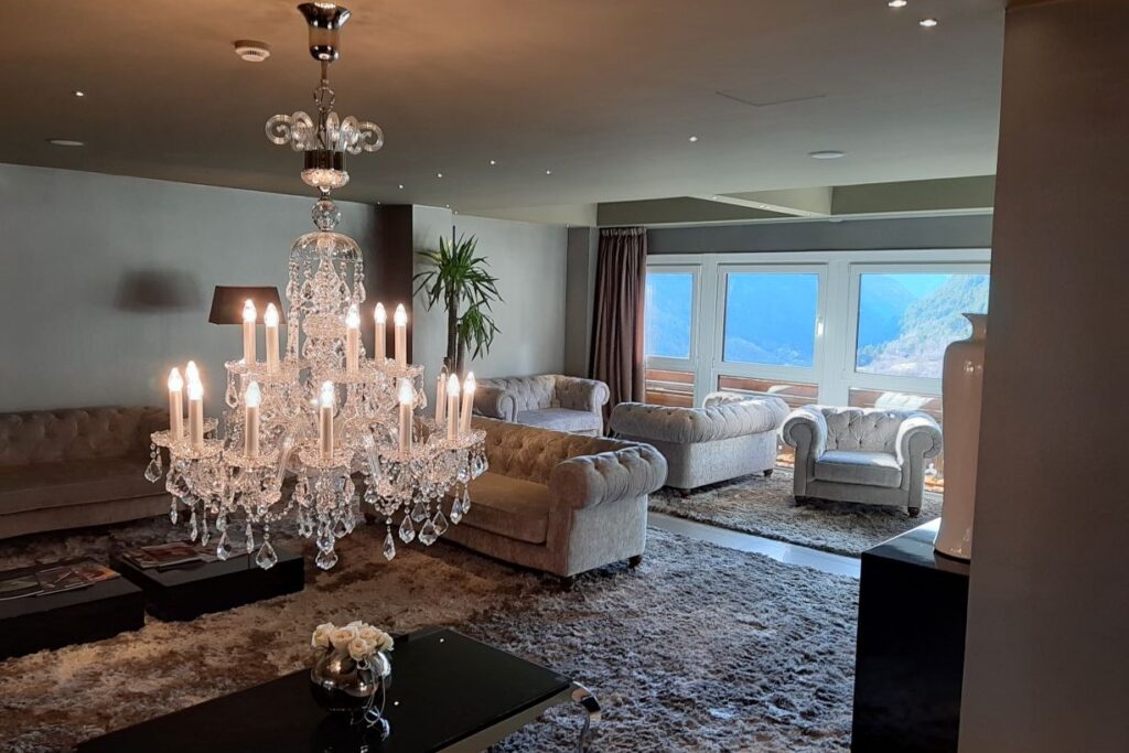 Aperçu de l'hôtel du séjour avec un salon chaleureux et une vue sur la montagne