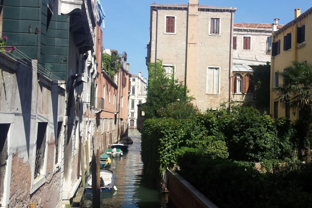 Paysage de l'intérieur de la ville avec un canal pour les bateaux et des maisons de part et d'autre
