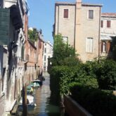 Paysage de l'intérieur de la ville avec un canal pour les bateaux et des maisons de part et d'autre