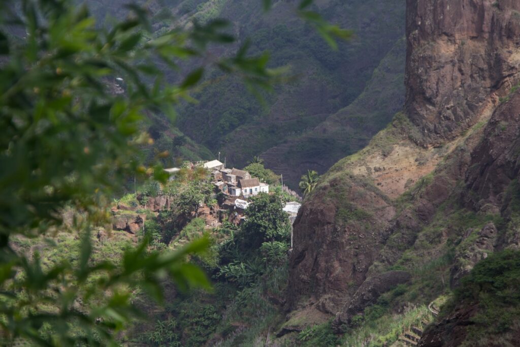Paysage Cap-Vert mêlant montage végétation ainsi qu'un village en contrebas au sein des montagnes