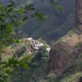 Paysage Cap-Vert mêlant montage végétation ainsi qu'un village en contrebas au sein des montagnes