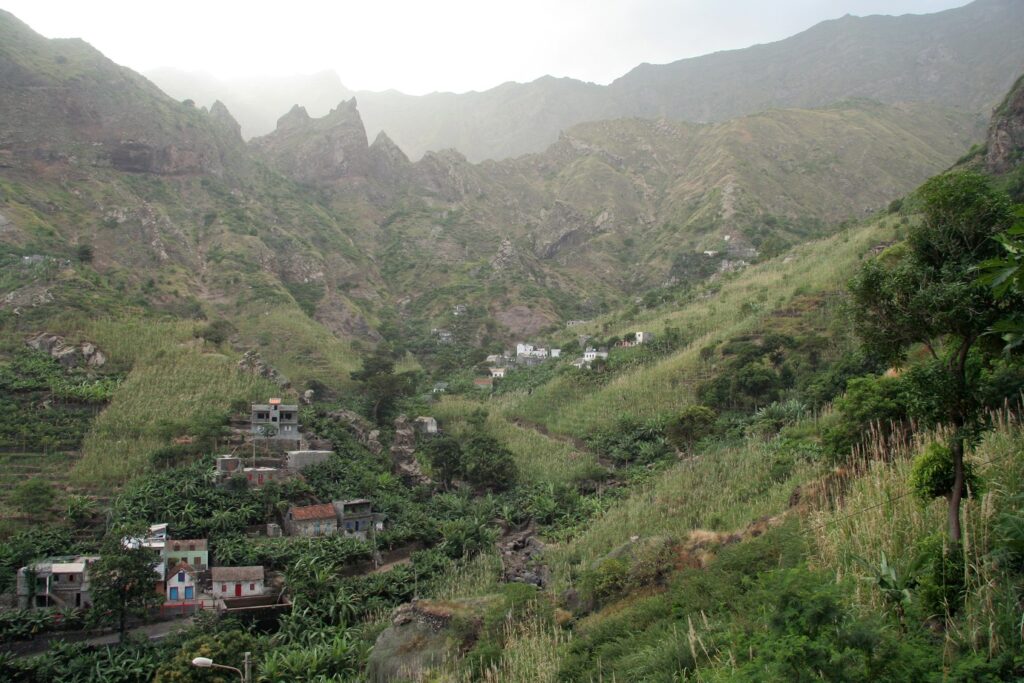 Paysage du Cap-Vert avec des habitations à travers les montagnes et les champs