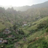 Paysage du Cap-Vert avec des habitations à travers les montagnes et les champs