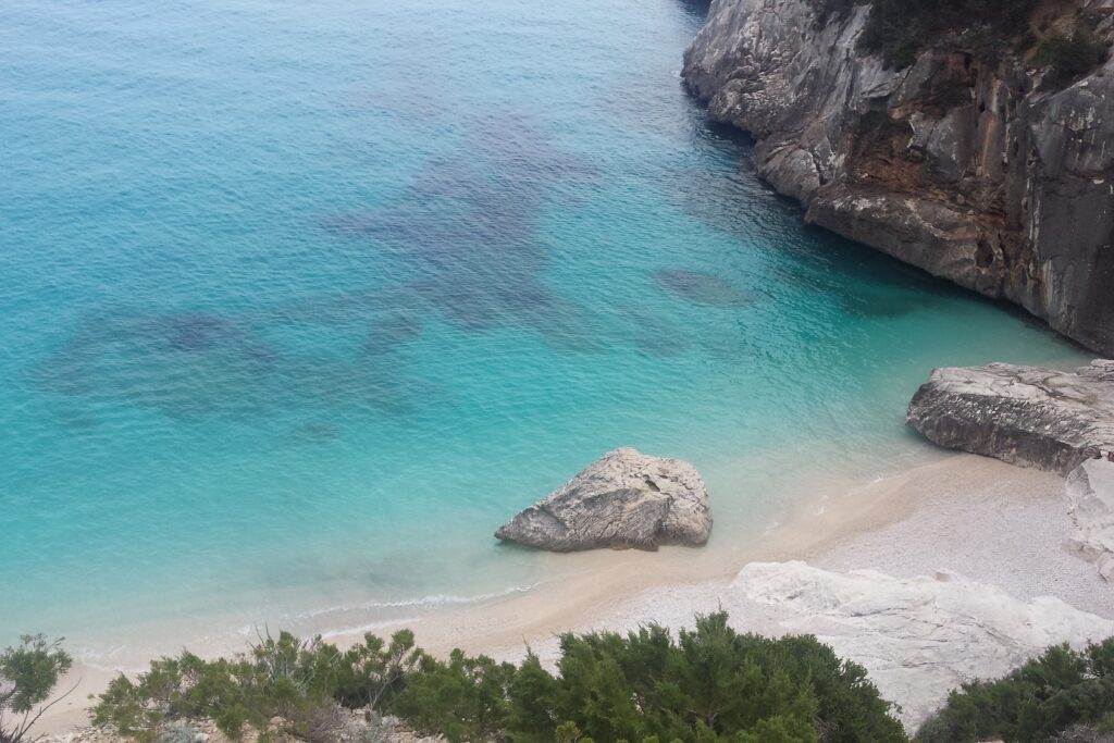 Paysage de Sardaigne avec une plage de sable blanc et de l'eau turquoise