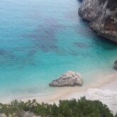 Paysage de Sardaigne avec une plage de sable blanc et de l'eau turquoise