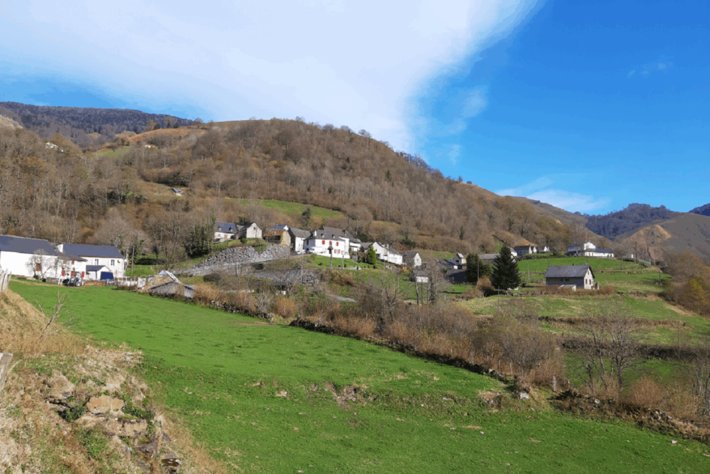 Paysage du Pays Basque avec un petit village en contrebas surplombé par un sommet et une forêt