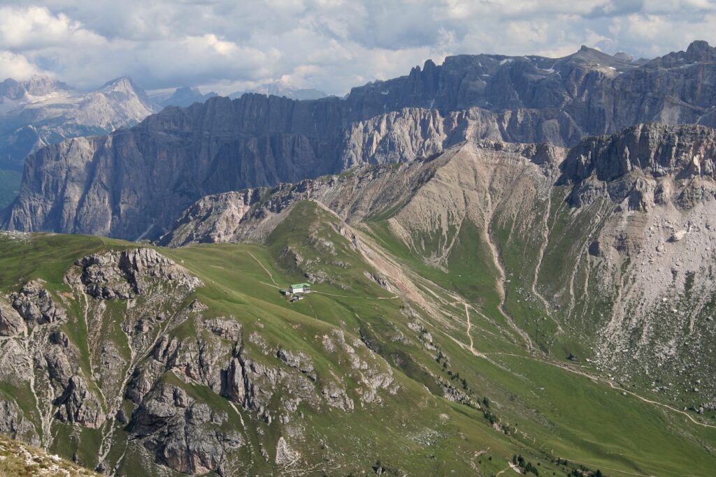 Paysage de la chaîne de montagne des dolomites avec des sommets aux aspects rocheux et beaucoup de végétation en contrebas