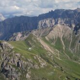 Paysage de la chaîne de montagne des dolomites avec des sommets aux aspects rocheux et beaucoup de végétation en contrebas