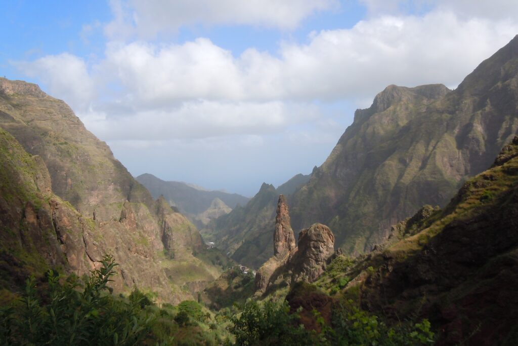 Paysage de montagne au Cap-Vert avec des sommets et de la végétation