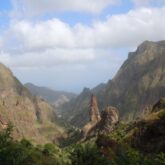 Paysage de montagne au Cap-Vert avec des sommets et de la végétation