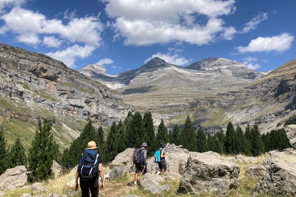 Groupe de randonneurs avec leur guide au cours de la découverte du grand canyon d'Ordesa et du mont perdu