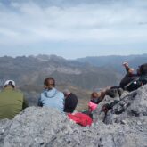 Groupe de randonneurs face à la vue au sommet d'une montagne