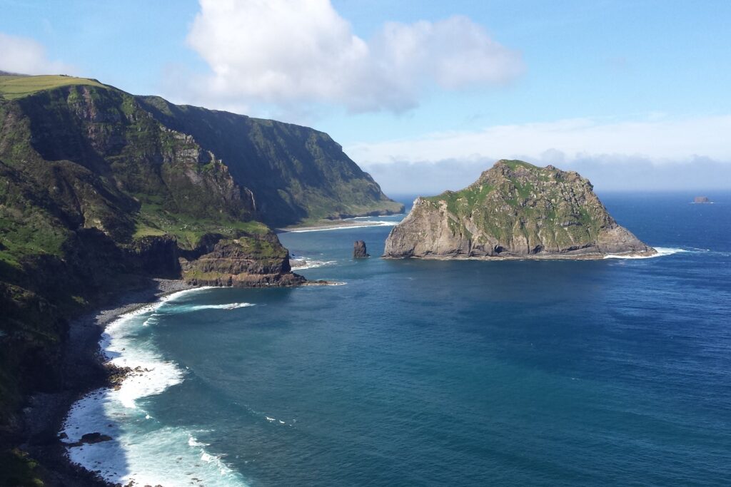 Paysage Açores : bord de mer avec des falaises et des plages de pierre noire
