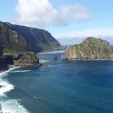Paysage Açores : bord de mer avec des falaises et des plages de pierre noire