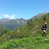 Paysage de randonneurs en train de randonner et de monter sur une montagne au cours d'une randonnée accompagnée par un guide en Ariège authentique