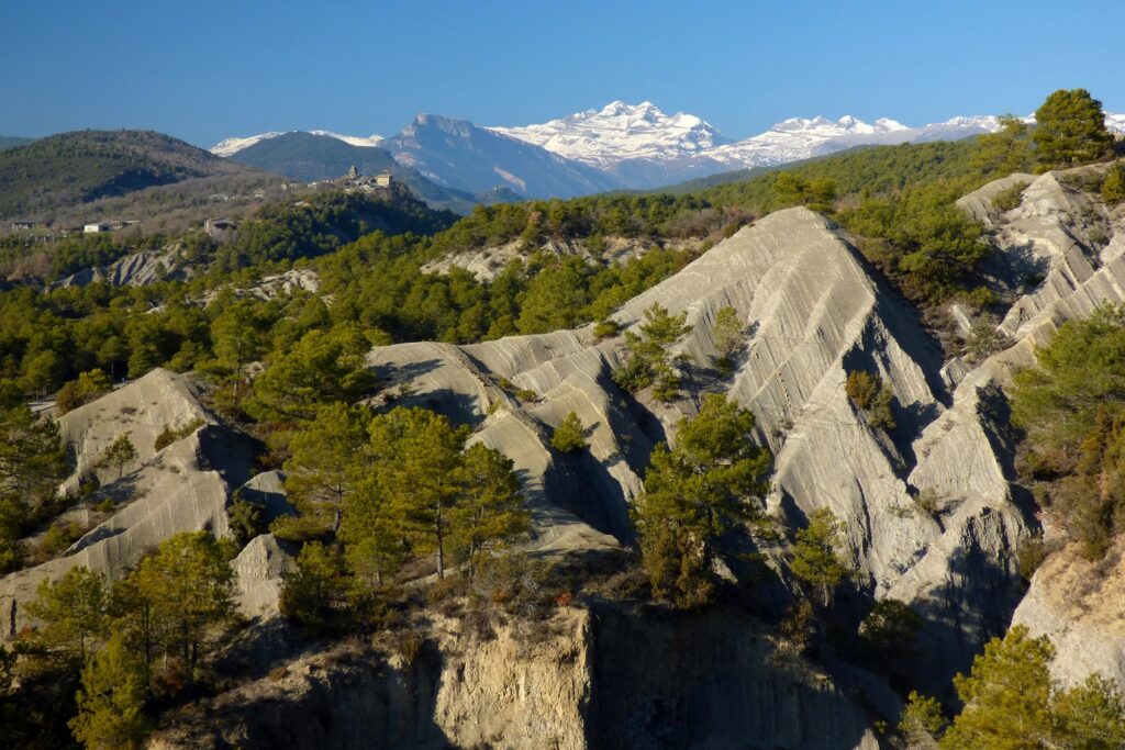 paysage d'été avec des sommets parsemés dans le paysage estival du Haut Aragon