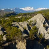 paysage d'été avec des sommets parsemés dans le paysage estival du Haut Aragon