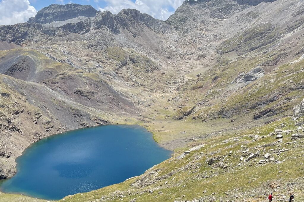 Lac de montagne encadré de sommets
