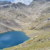 Lac de montagne encadré de sommets