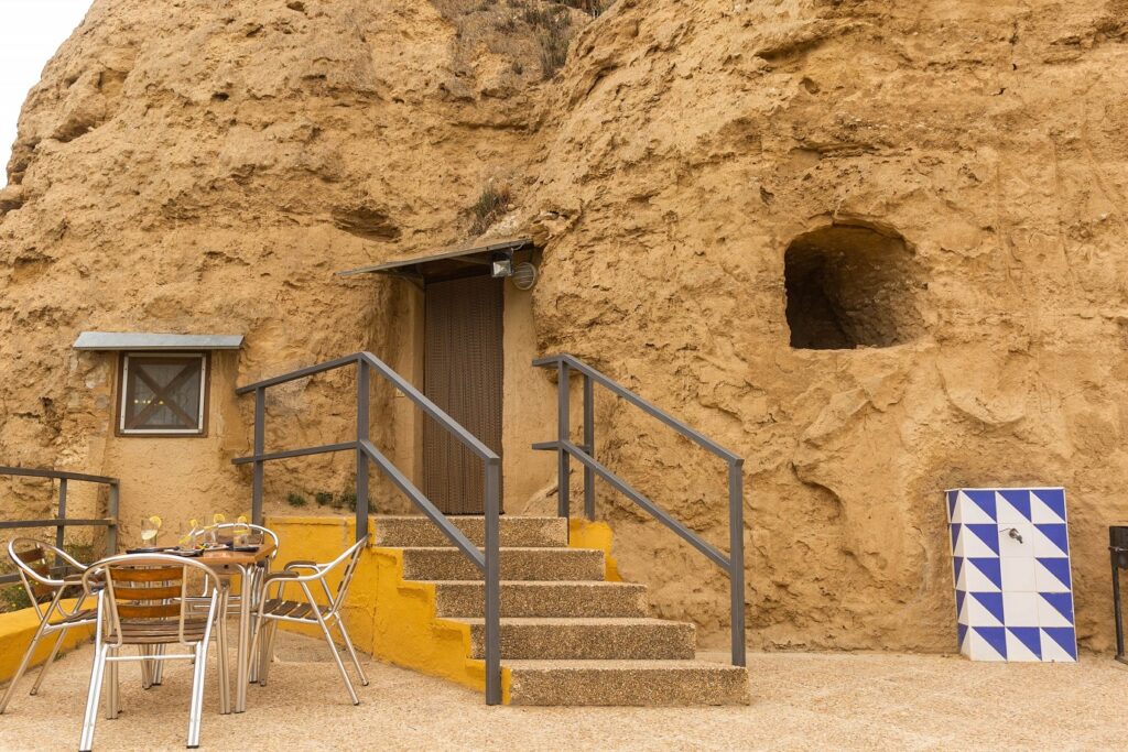 Maison troglodyte vue de l'extérieur dans les Pyrénées, dans laquelle vous pouvez séjourner avec des guides dans les Bardenas lors de maisons troglodytes