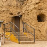 Maison troglodyte vue de l'extérieur dans les Pyrénées, dans laquelle vous pouvez séjourner avec des guides dans les Bardenas lors de maisons troglodytes
