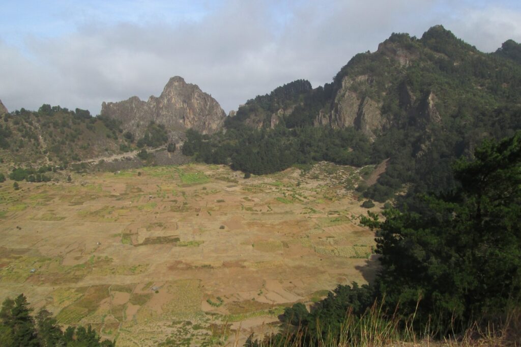 Paysage montagnard au Cap-Vert avec une pleine et des sommets