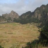 Paysage montagnard au Cap-Vert avec une pleine et des sommets
