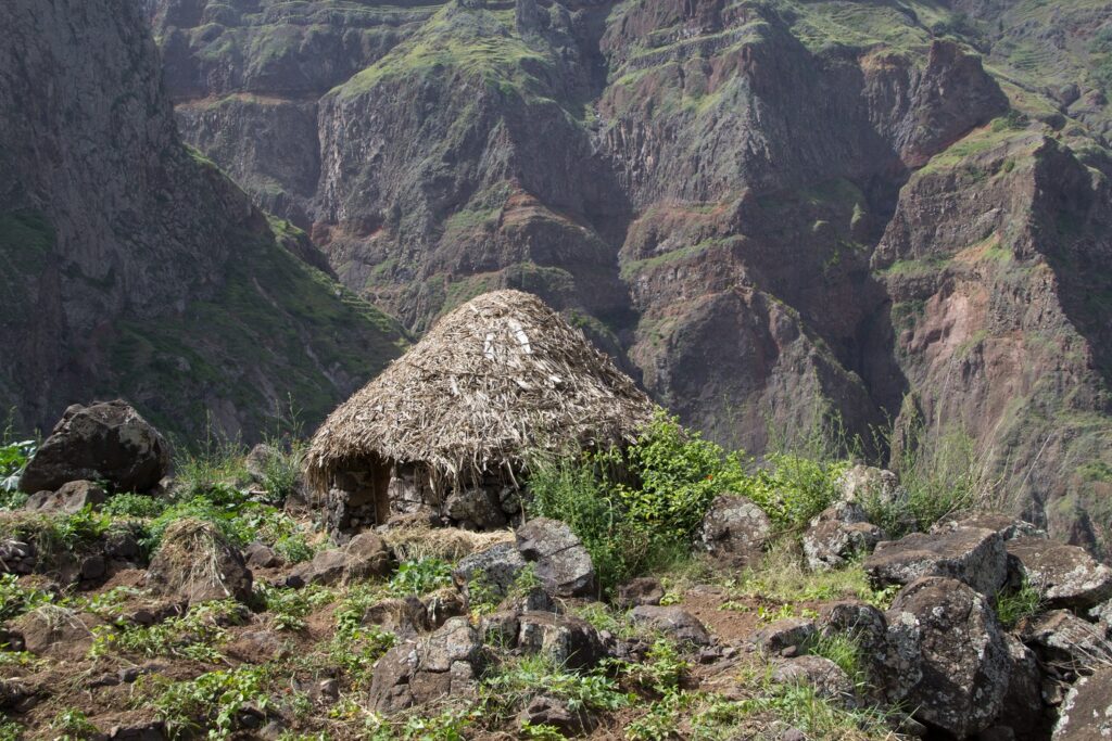 Paysage au Cap-Vert avec une haitation constructive typique et encadré par des sommets et des sentiers de randonnées