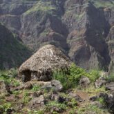 Paysage au Cap-Vert avec une haitation constructive typique et encadré par des sommets et des sentiers de randonnées