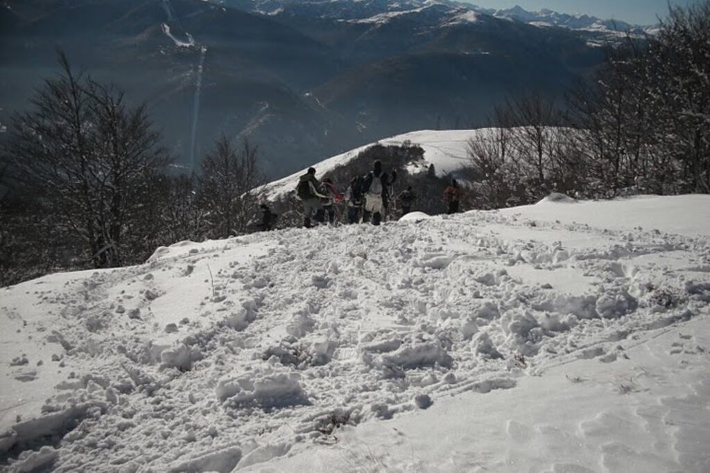 groupe de marcheurs en raquette face à la vue lors d'une randonnée dans la Vallée d'Ax