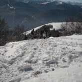 groupe de marcheurs en raquette face à la vue lors d'une randonnée dans la Vallée d'Ax