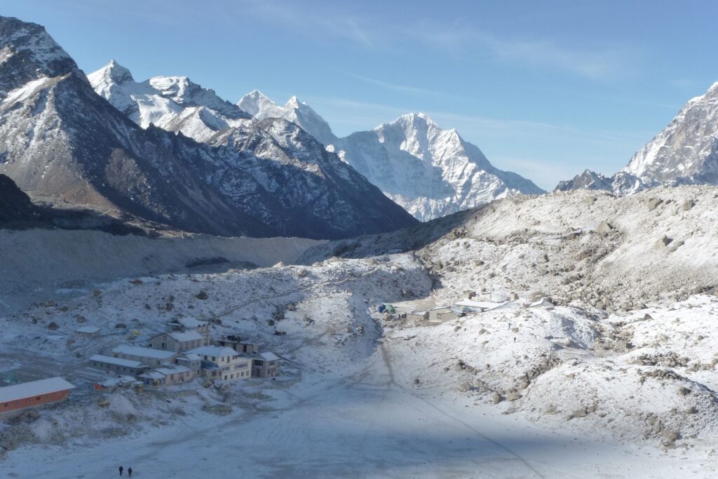 Paysage montagnard avec des sommets enneigés observé au Népal lors de l'approche du camp de base de l'Everest