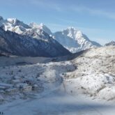 Paysage montagnard avec des sommets enneigés observé au Népal lors de l'approche du camp de base de l'Everest